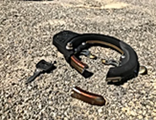 地面の上に壊れてばらばらになった自転車のリング錠と鍵