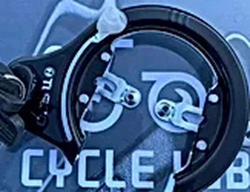 サイクルラックの上に置かれた、中央が破損した自転車のリング錠の写真