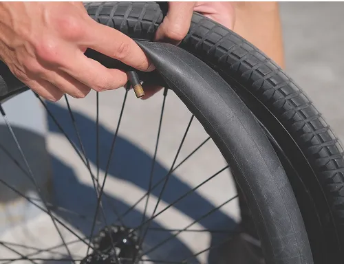 タイヤの空気を確認している様子