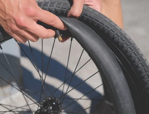 タイヤの空気を確認している様子